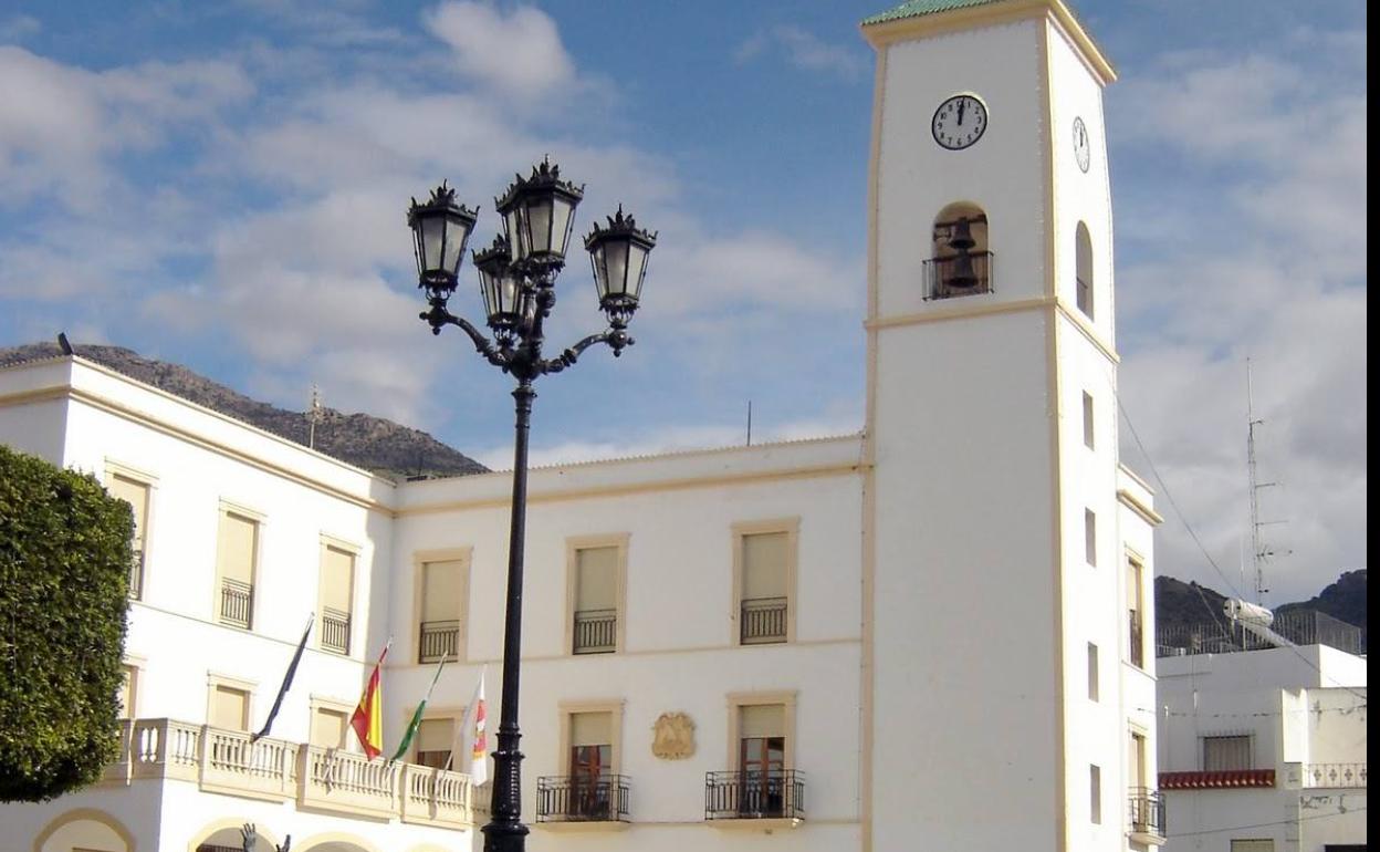 Cierran el Ayuntamiento de Dalías por un positivo en la plantilla municipal