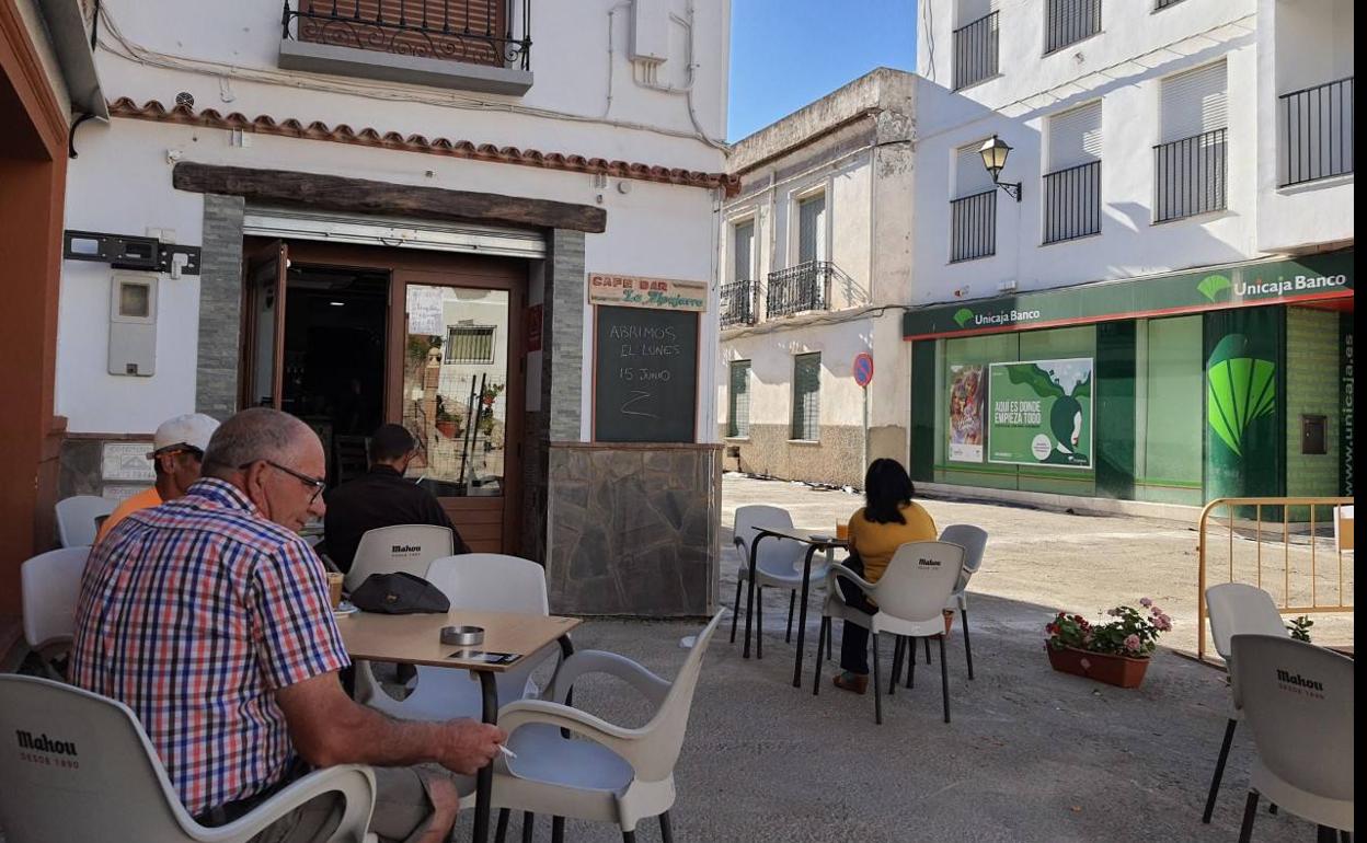 Laujar da por «controlado» el brote y Dalías retoma la actividad en su ayuntamiento