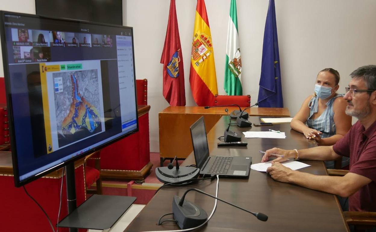 Cortés anuncia para «otoño» la redacción del proyecto para encauzar el río Adra
