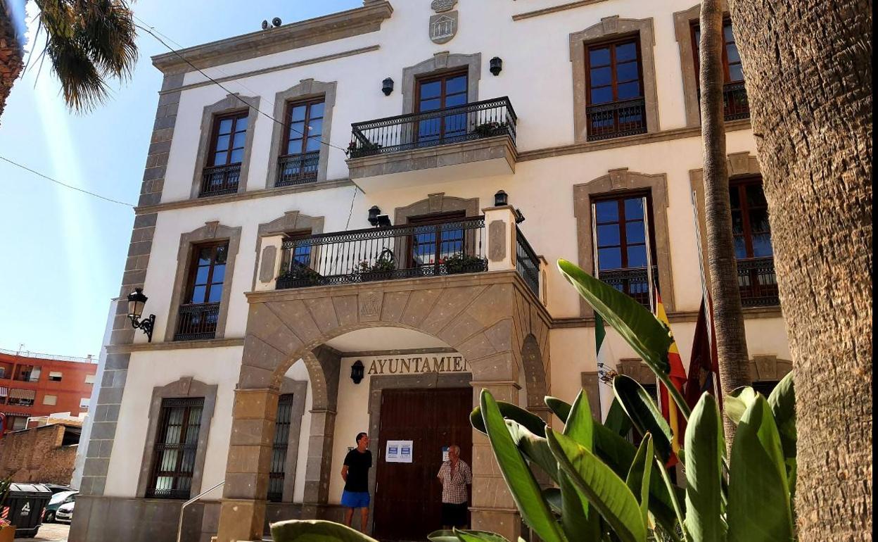 El Ayuntamiento de Adra permanece cerrado de forma preventiva. 