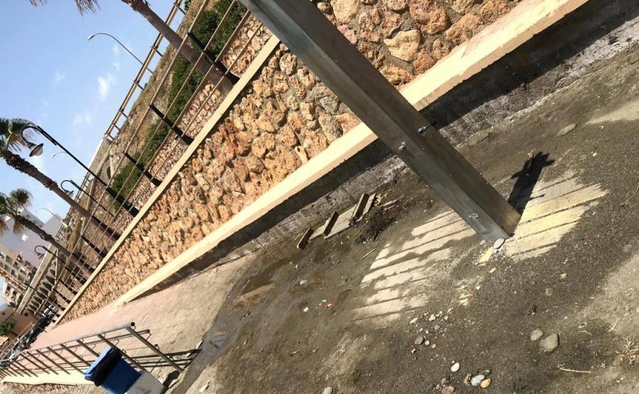 El PSOE denuncia el mantenimiento de las playas y el estado de duchas como esta, en La Caracol