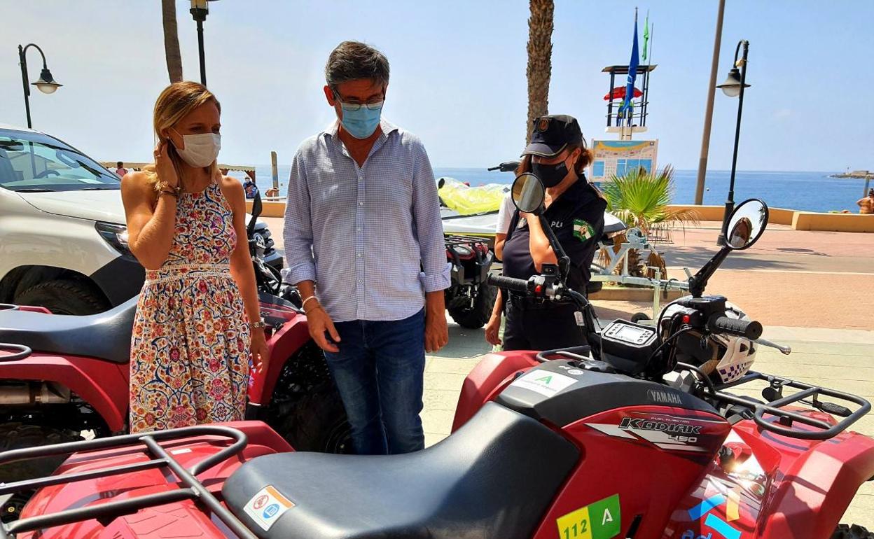 La delegada de la Junta en Almería y el alcalde de Adra, hoy, en la playa de San Nicolás. 