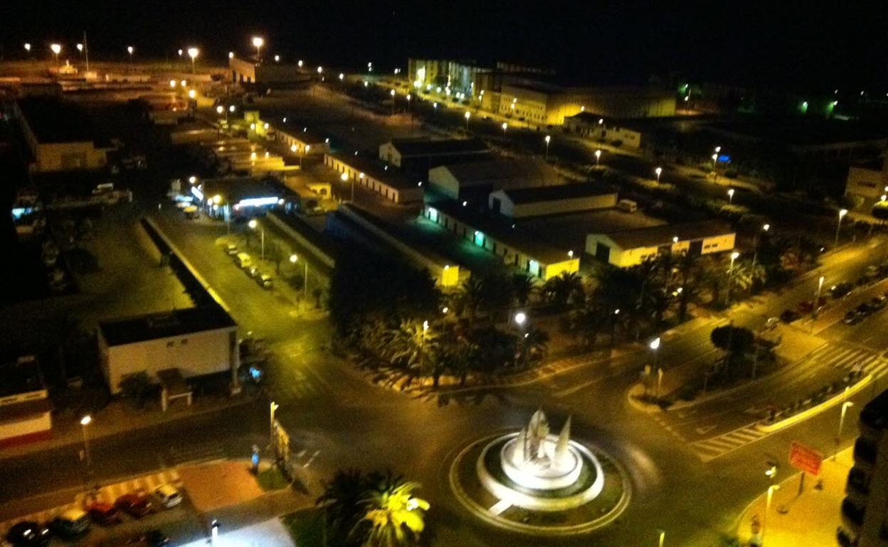 Vista aérea nocturna de la ciudad de Adra tomada desde la Torre de Los Perdigones.