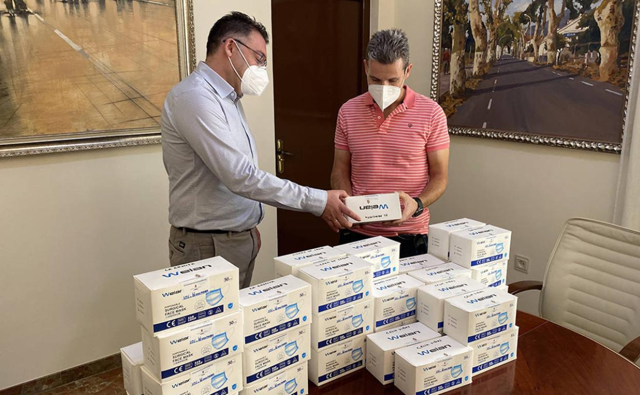 Reparto de mascarillas en colegios e institutos de Berja