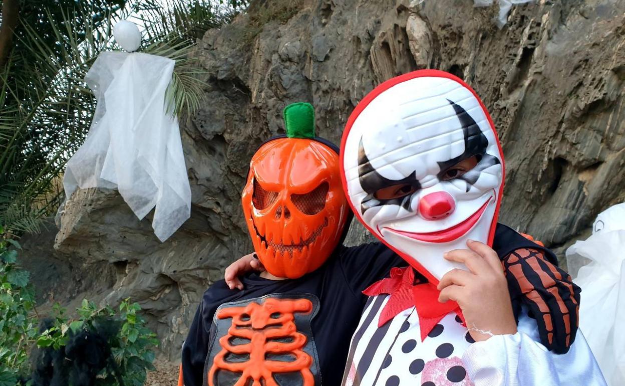 Dos niños disfrazados en Halloween. 
