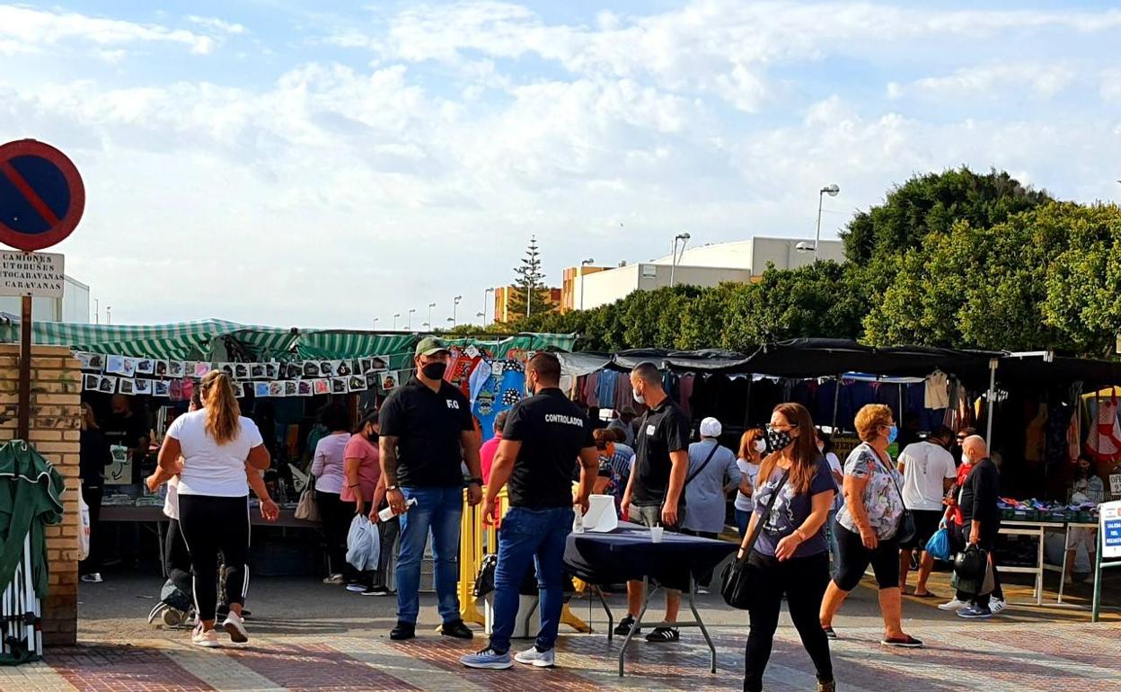 El mercadillo redude su aforo para evitar aglomeraciones. 