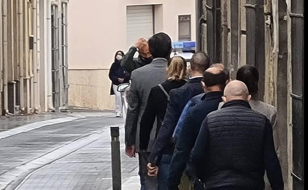 Imagen del alcalde a la salida de los juzgados. 