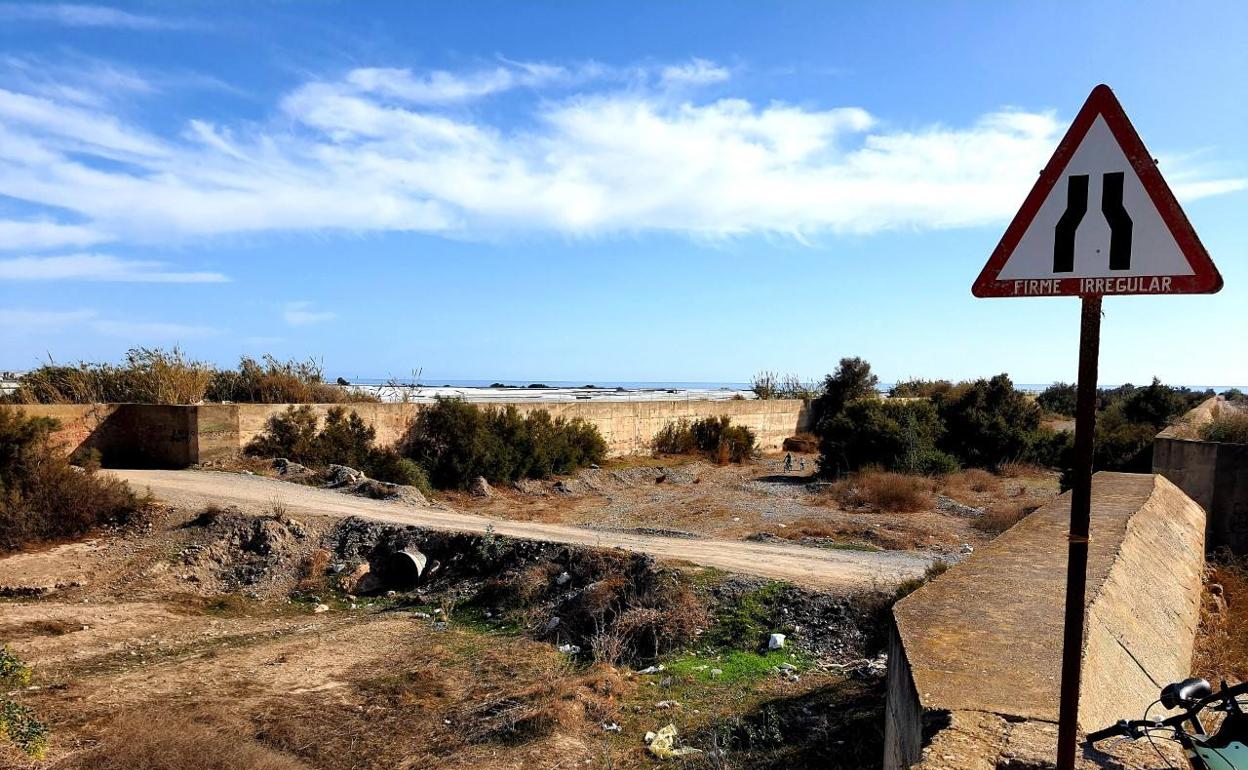 Cauce del río Adra en uno de sus tramos, el más próximo a su desembocadura. 