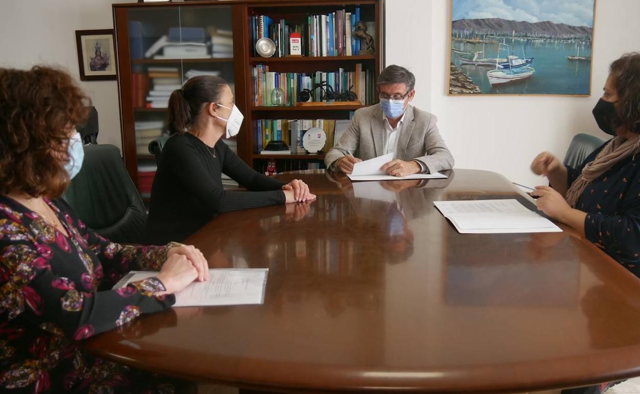 Adra entrega ayudas directas de hasta 300 euros a 140 autónomos y pymes
