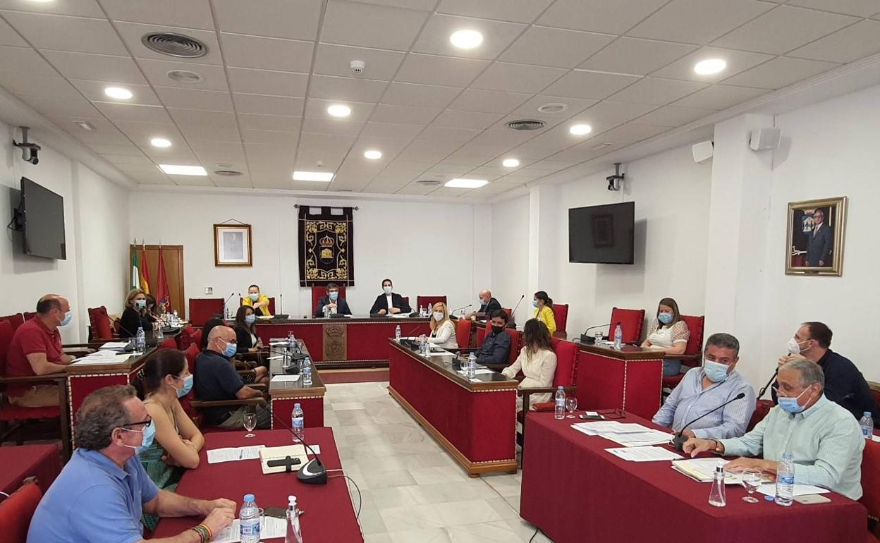 Imagen de archivo de una sesión plenaria en el Ayuntamiento de Adra. 