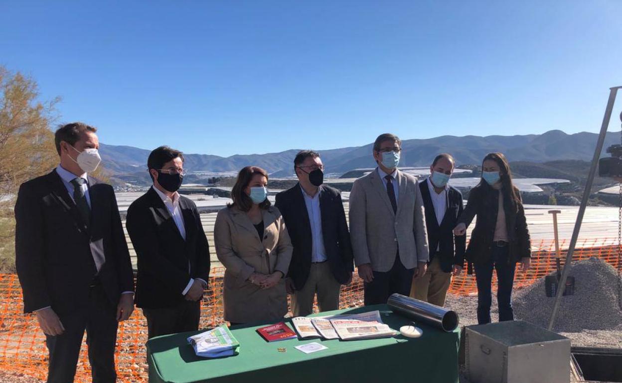 Carmen Crespo, centro, junto a los alcaldes y delegada de Agricultura en el inicio de las obras. 
