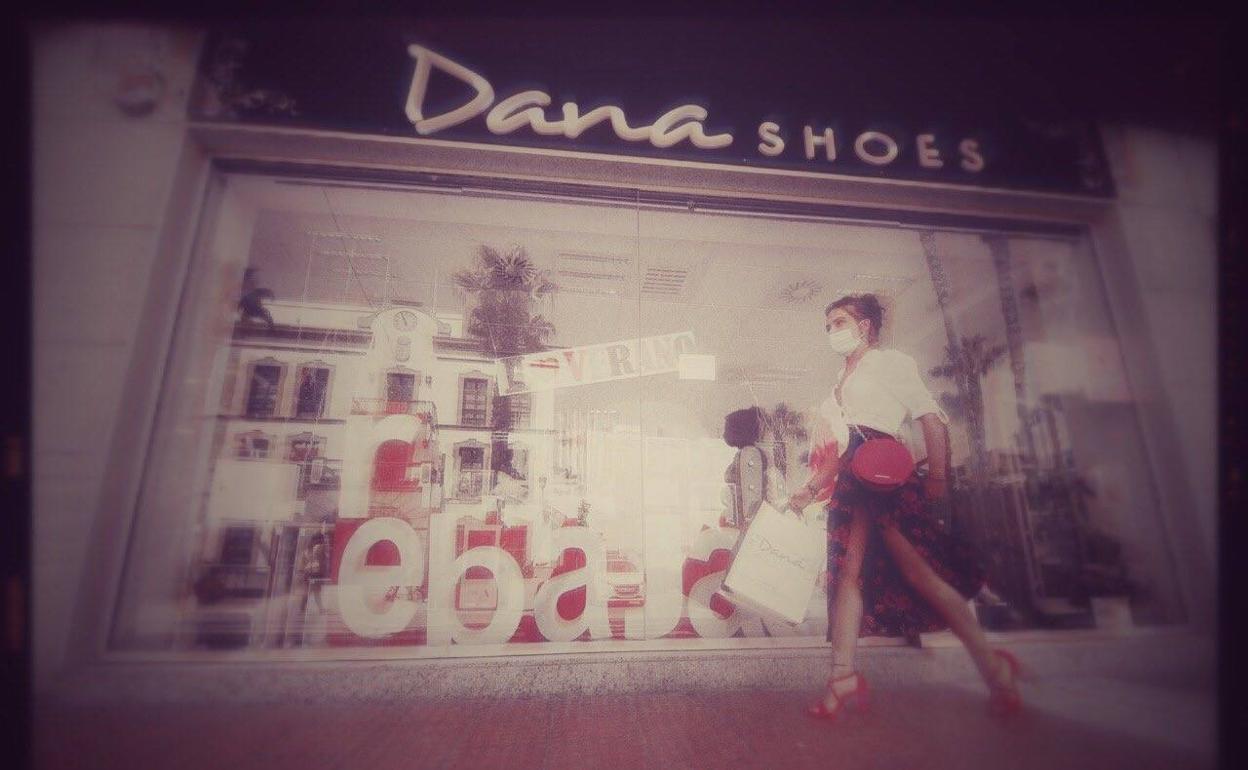 La Asociación de Comerciantes, Empresarios y Centro Comercial Abierto de Adra está formada por un centenar de negocios. 