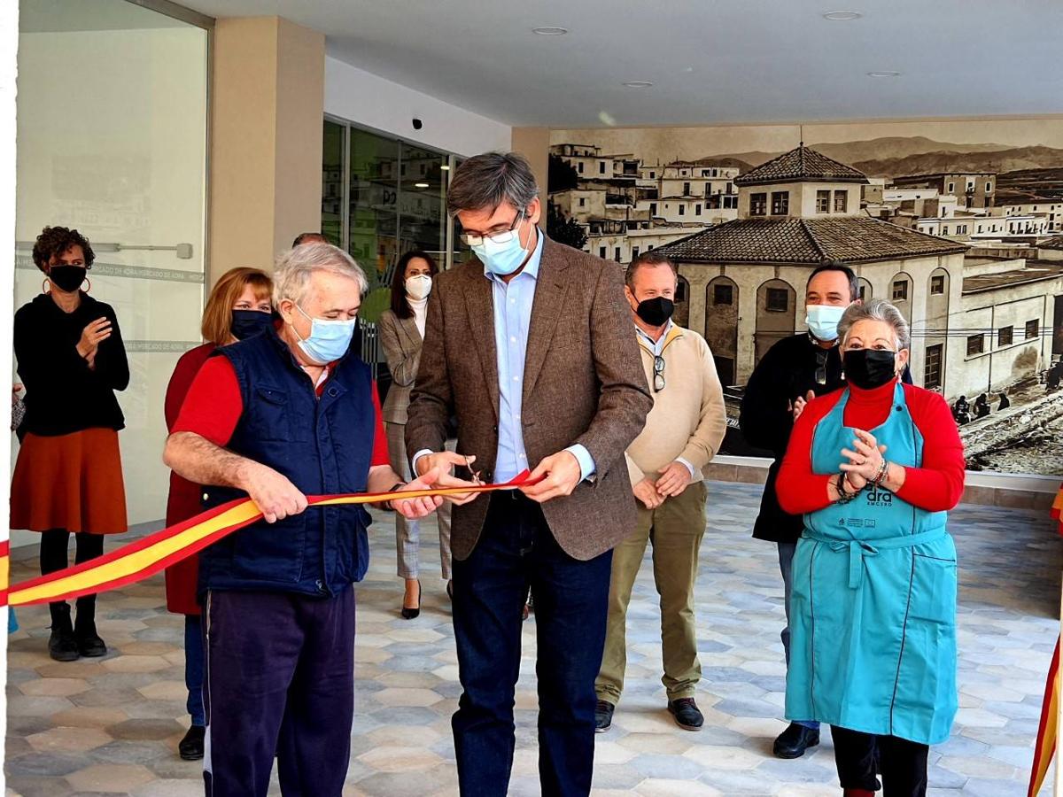Manuel Cortés y Manuel Fernández, durante el corte de la cinta inaugural.