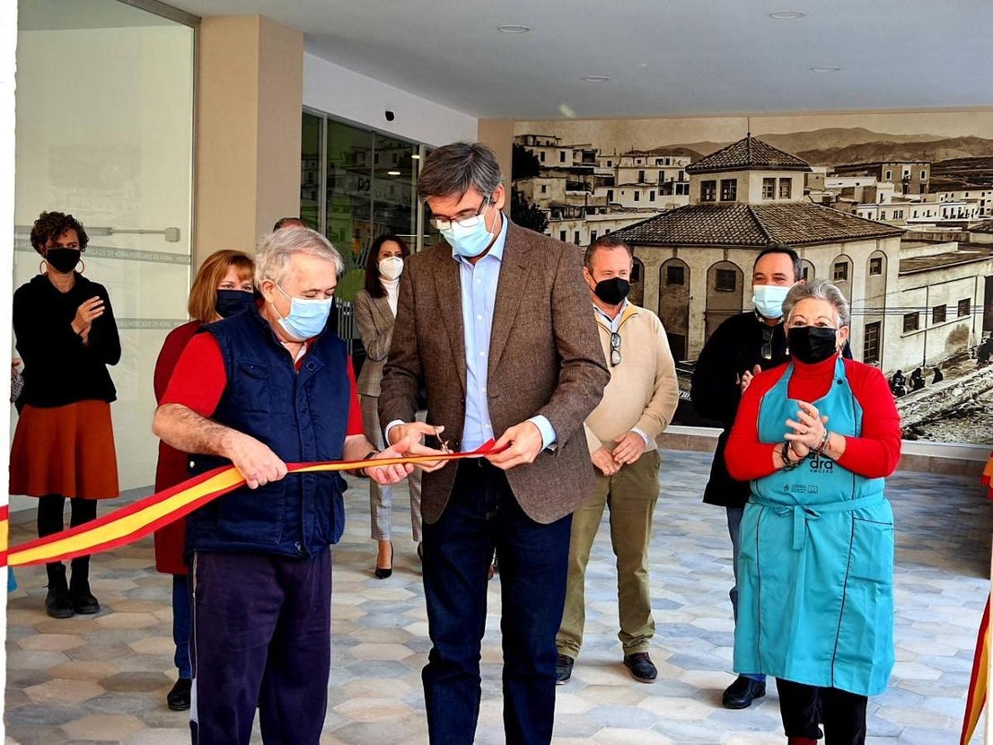 Manuel Cortés y Manuel Fernández, durante el corte de la cinta inaugural.