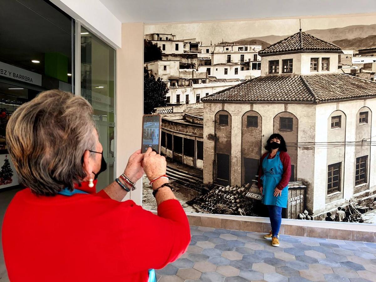 Fotografía del antiguo mercado, que preside el acceso principal.