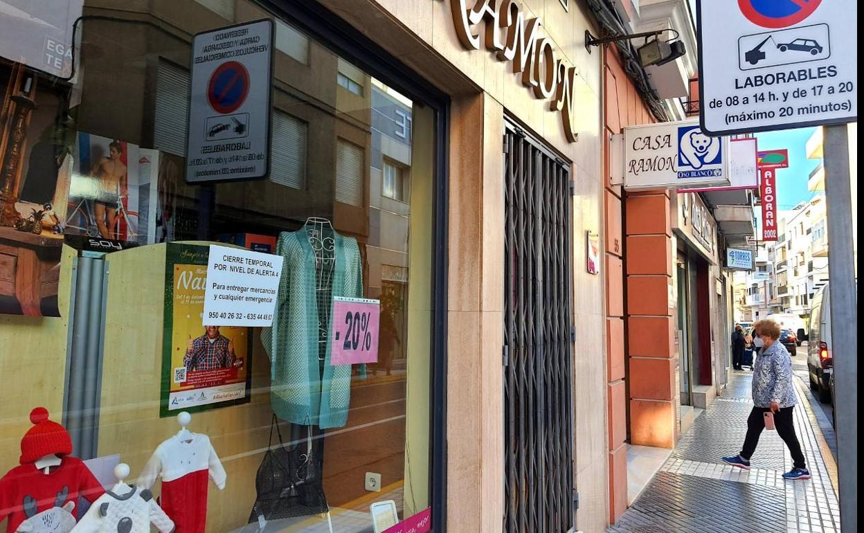 Los comerciantes de Adra salen a la calle para exigir «que nos dejen trabajar»