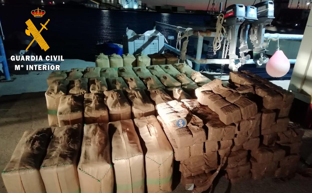 La Guardia Civil intercepta una embarcación con 1800 kilos de hachís frente a la costa de Adra