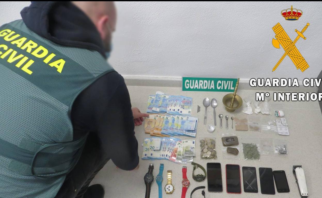Detenidas dos personas acusadas de regentar un punto de venta de drogas en Adra, en el que había armas