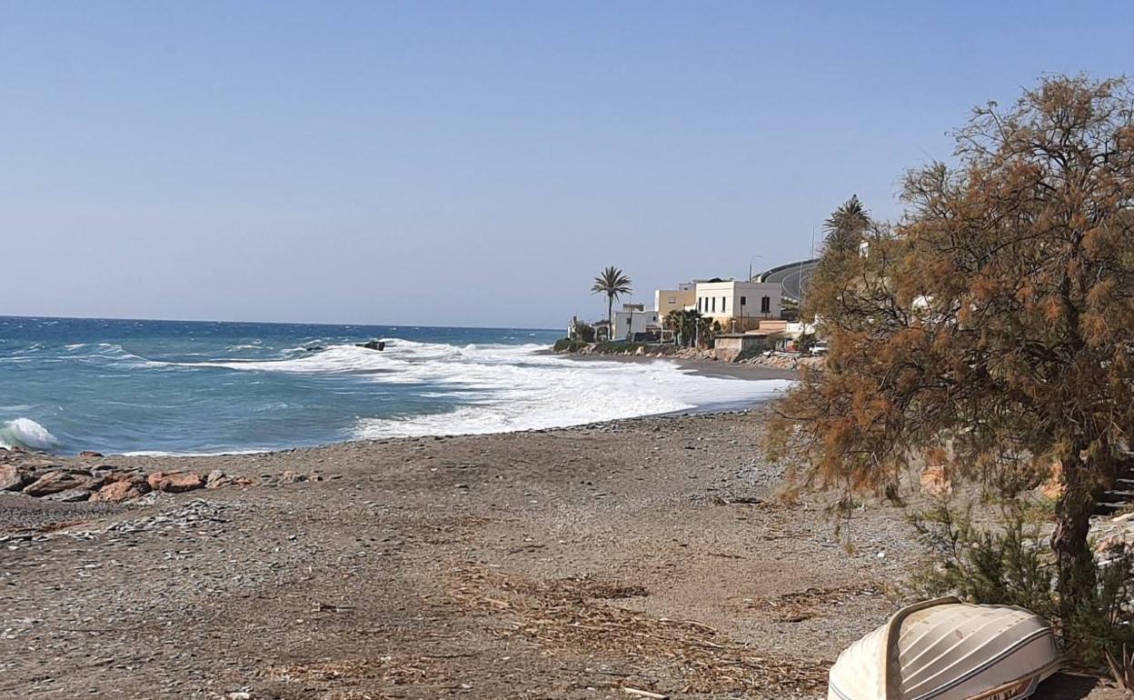 Los temporales desgastan la playa de El Lance, La Caracola y Guainos