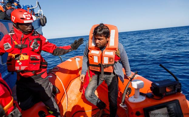 Imagen principal - Adra | El Aita Mari, el antiguo pesquero vasco que salva vidas en el Mediterráneo