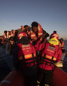 Imagen secundaria 2 - Adra | El Aita Mari, el antiguo pesquero vasco que salva vidas en el Mediterráneo