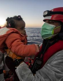 Imagen secundaria 2 - Adra | El Aita Mari, el antiguo pesquero vasco que salva vidas en el Mediterráneo