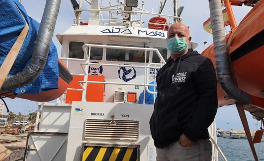 Óscar Fernández, al frente del Aita Mari. 