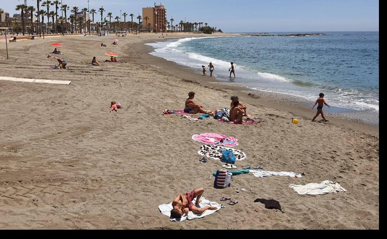 Adra podrá sancionar a los bañistas que usen la sombrilla para coger sitio  en la playa | Ideal