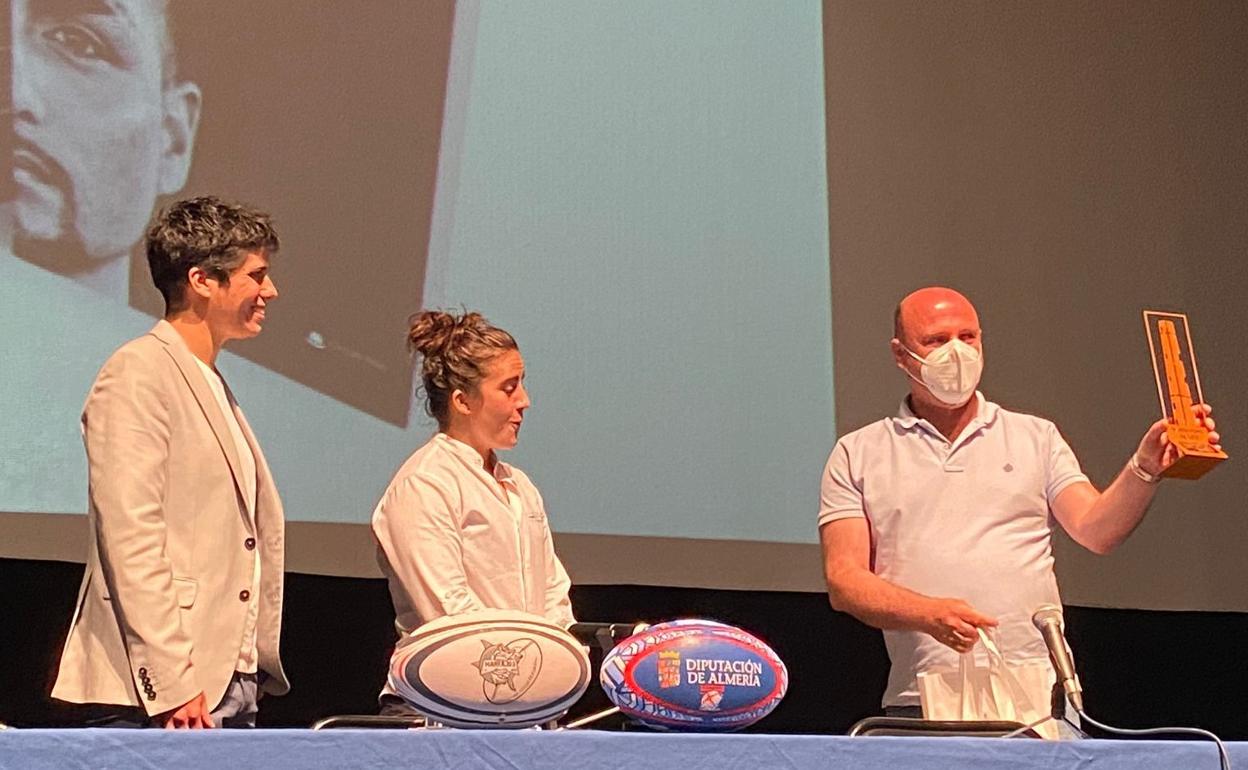 Cultura en Almería | Libros | La jugadora de rugby olímpica Patricia García presenta en Adra el libro solidario 'La Huella'