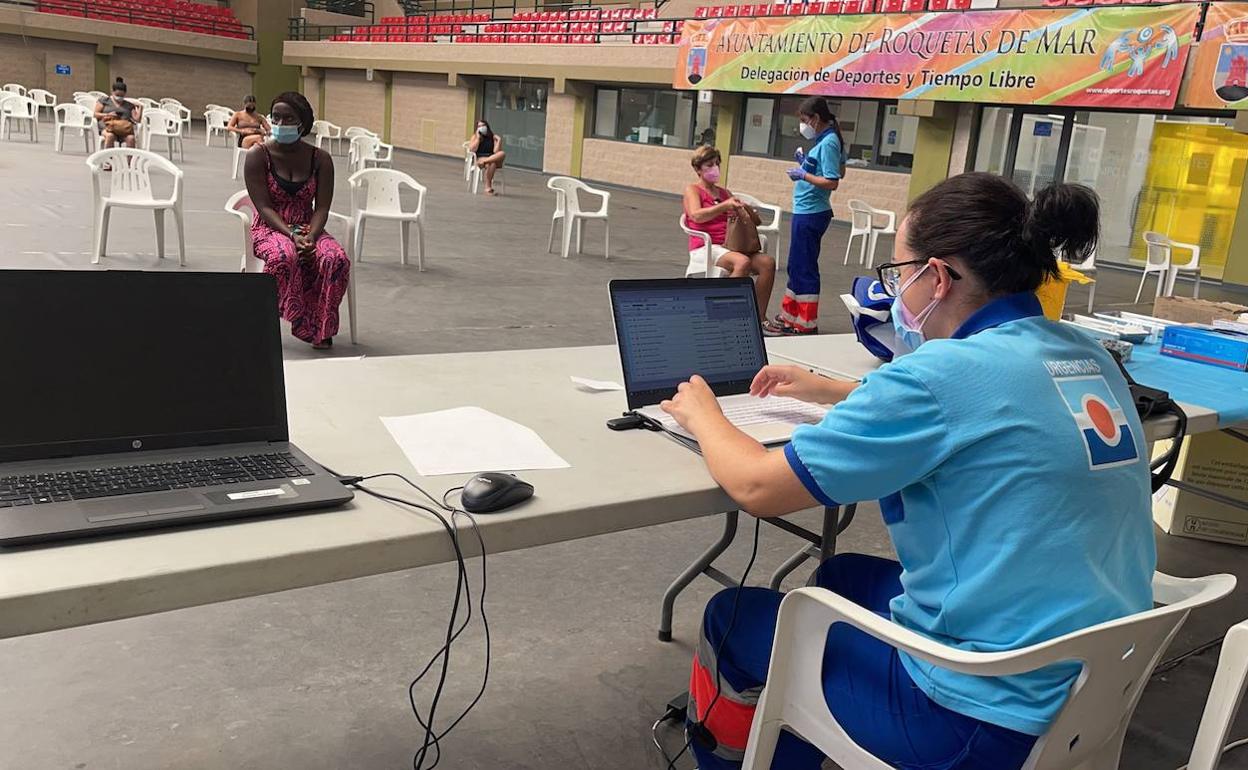 Salud convoca la primera vacunación masiva para jóvenes de 16 años o más en Distrito Poniente