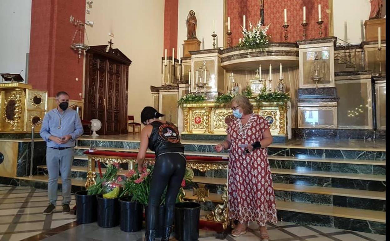Ofrenda de la peña motera Los Palomos. 