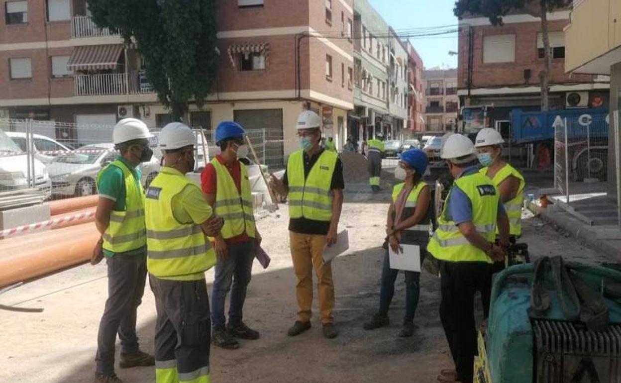 Adra cierra al tráfico la calle Neptuno para renovar su red de saneamiento y pluviales
