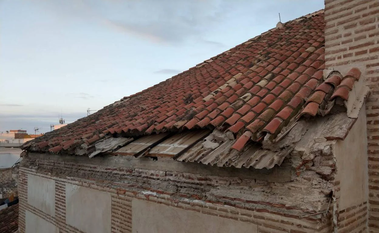 Imgen de la iglesia de Adra tras el derrumbe de parte de su techo. 