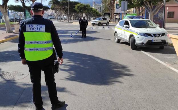 Sucesos en Almería | Un presunto pirómano agrede a policías locales durante su arresto en Adra
