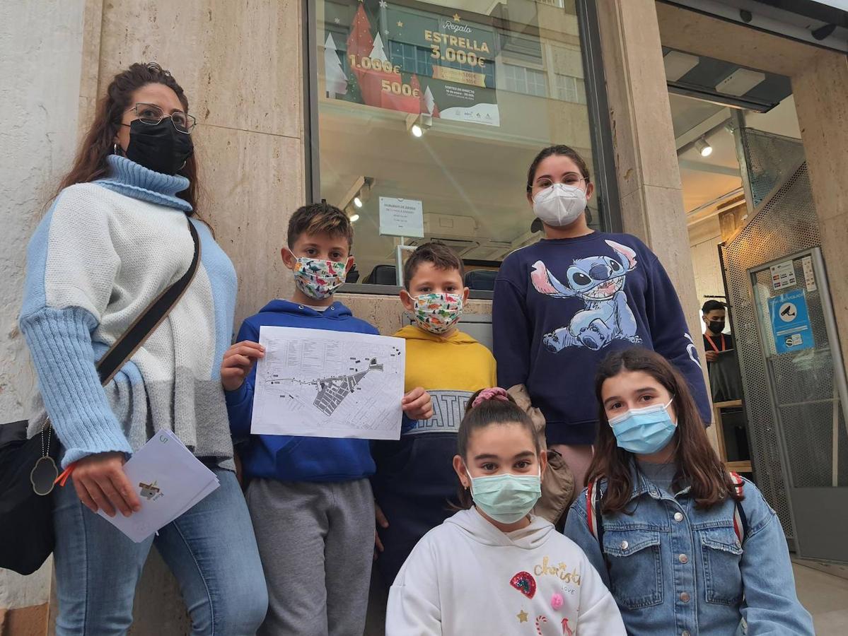 Fotos: Pasear por las tiendas del Centro Comercial Abierto de Adra, un juego de niños