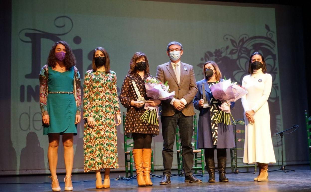 Adra reconoce con el Distintivo por la Igualdad a la Escuela de Teatro y al Capi de La Alquería