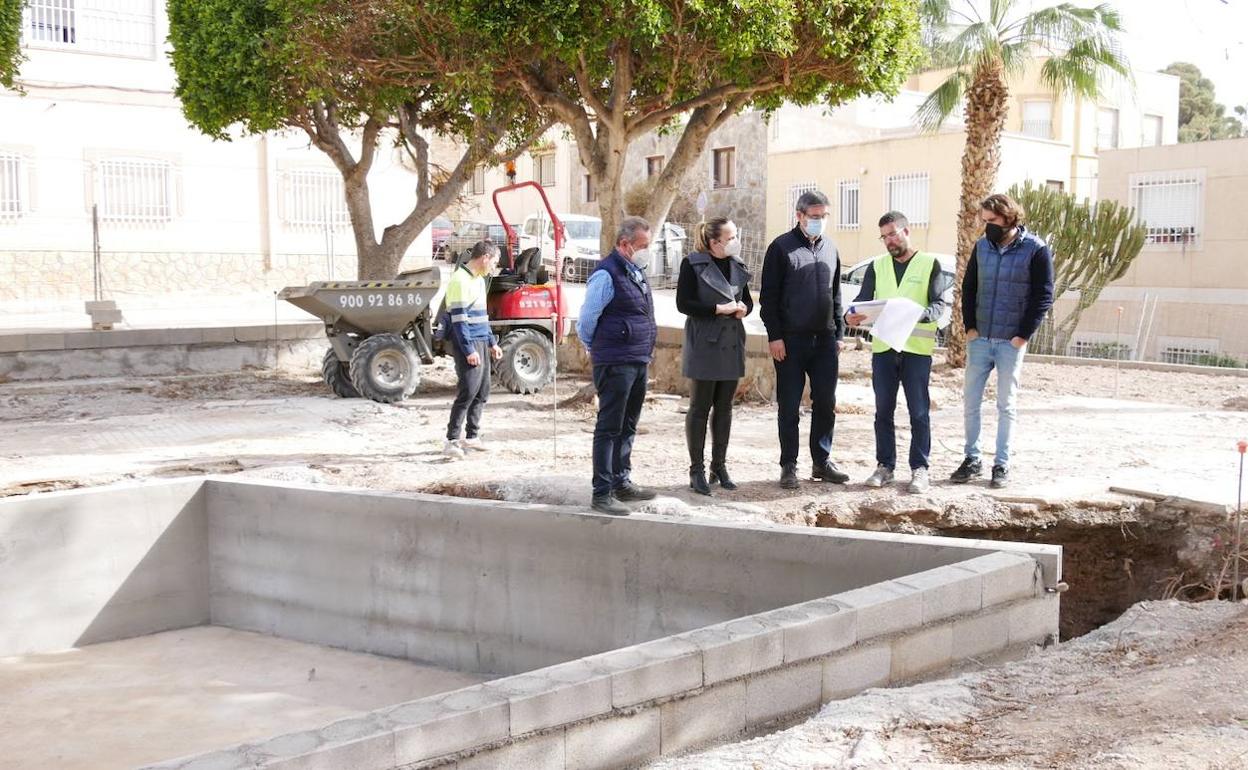 La plaza de Andalucía cambia de aires con nuevo pavimento, más zonas verdes y mejor iluminación
