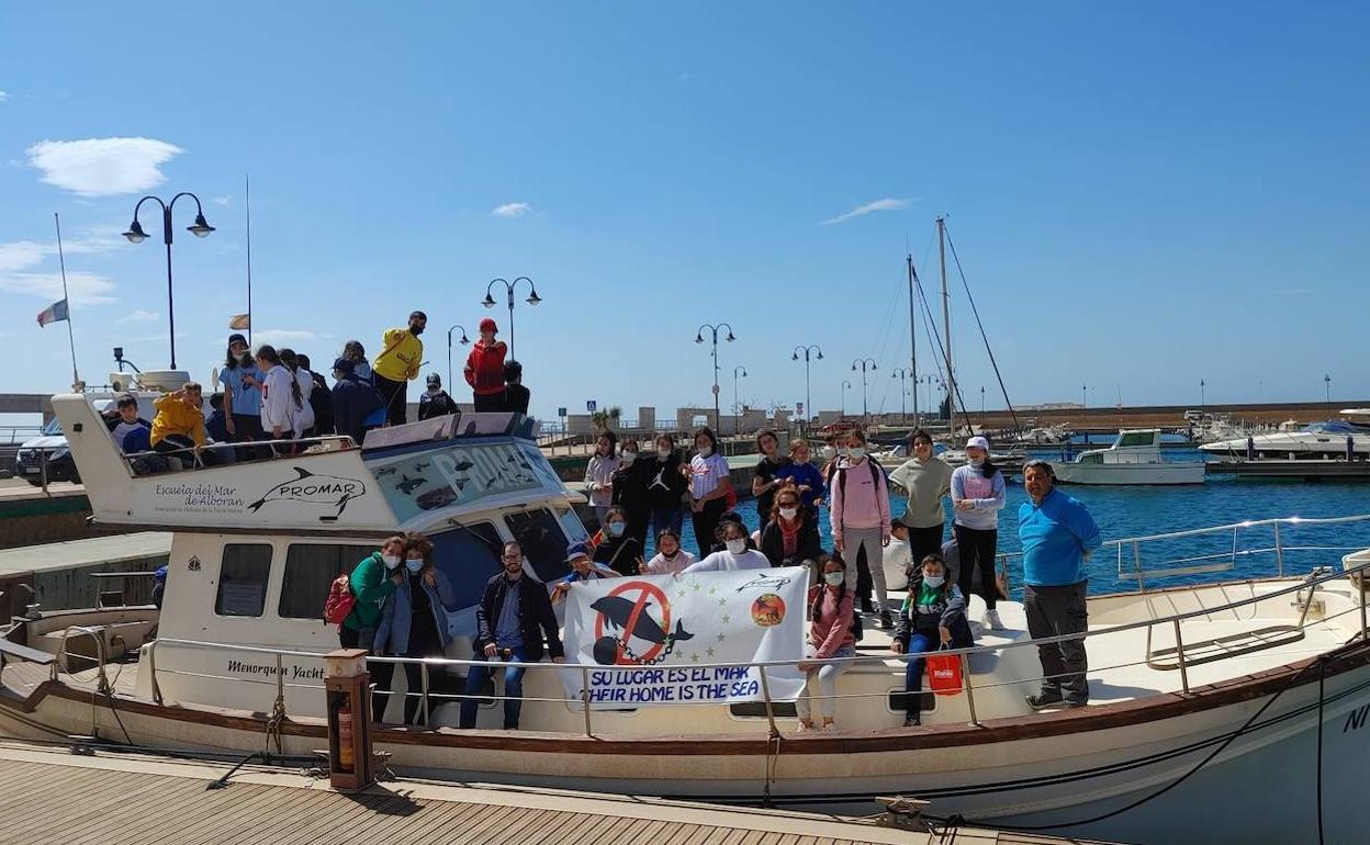 Promar traslada su mensaje a los colegios de Adra para conseguir un mar limpio