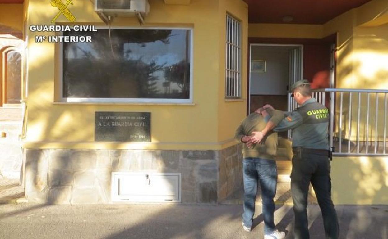 Detenido un pintor acusado de sustraer 7.500 euros en joyas y 400 en efectivo en una reforma en Adra
