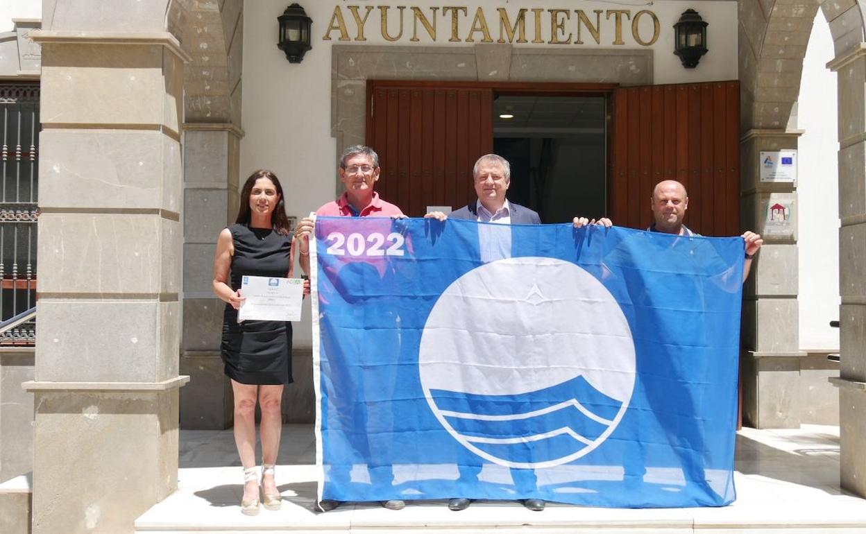 Adra recoge sus cuatro Banderas Azules