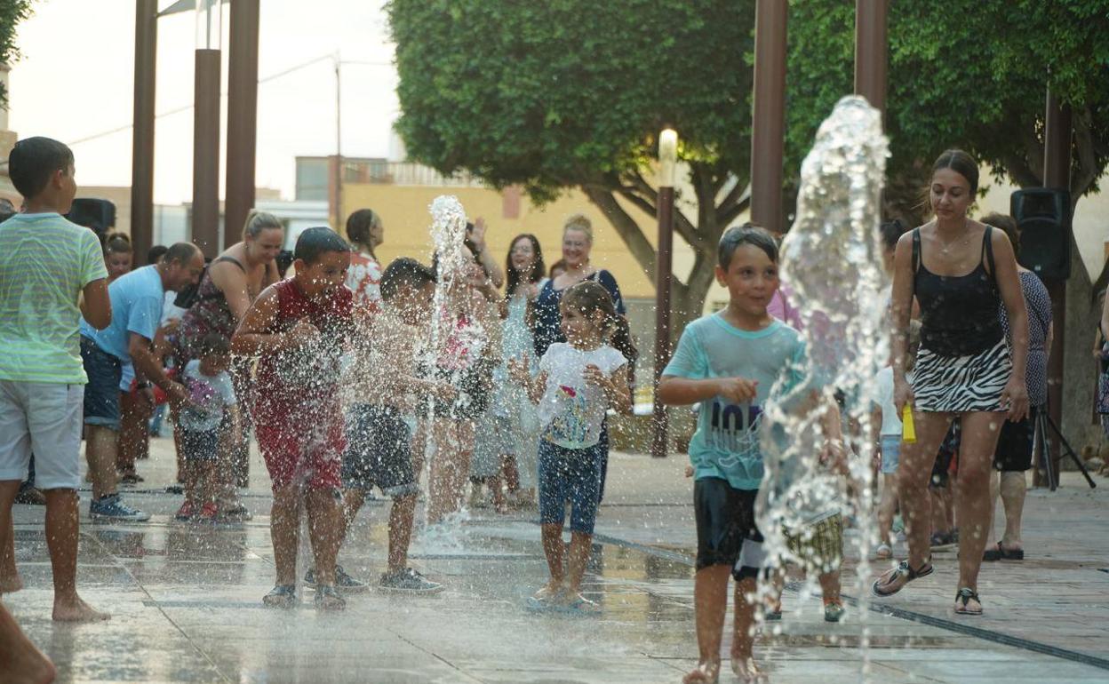 Los vecinos de la plaza Andalucía de Adra celebran con buñuelos la nueva imagen de su plaza