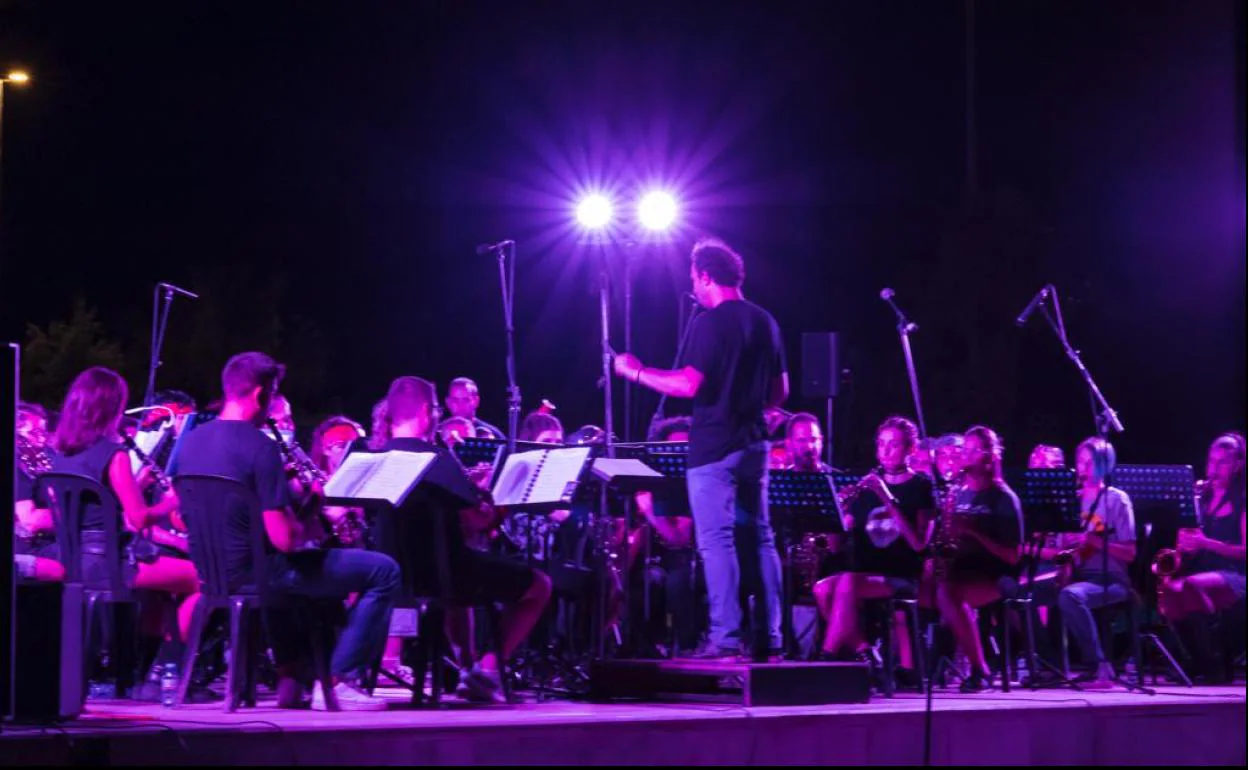 La Banda de Música Ortiz de Villajos, en el concierto previo celebrado en el Pago del Lugar la noche del miércoles. 