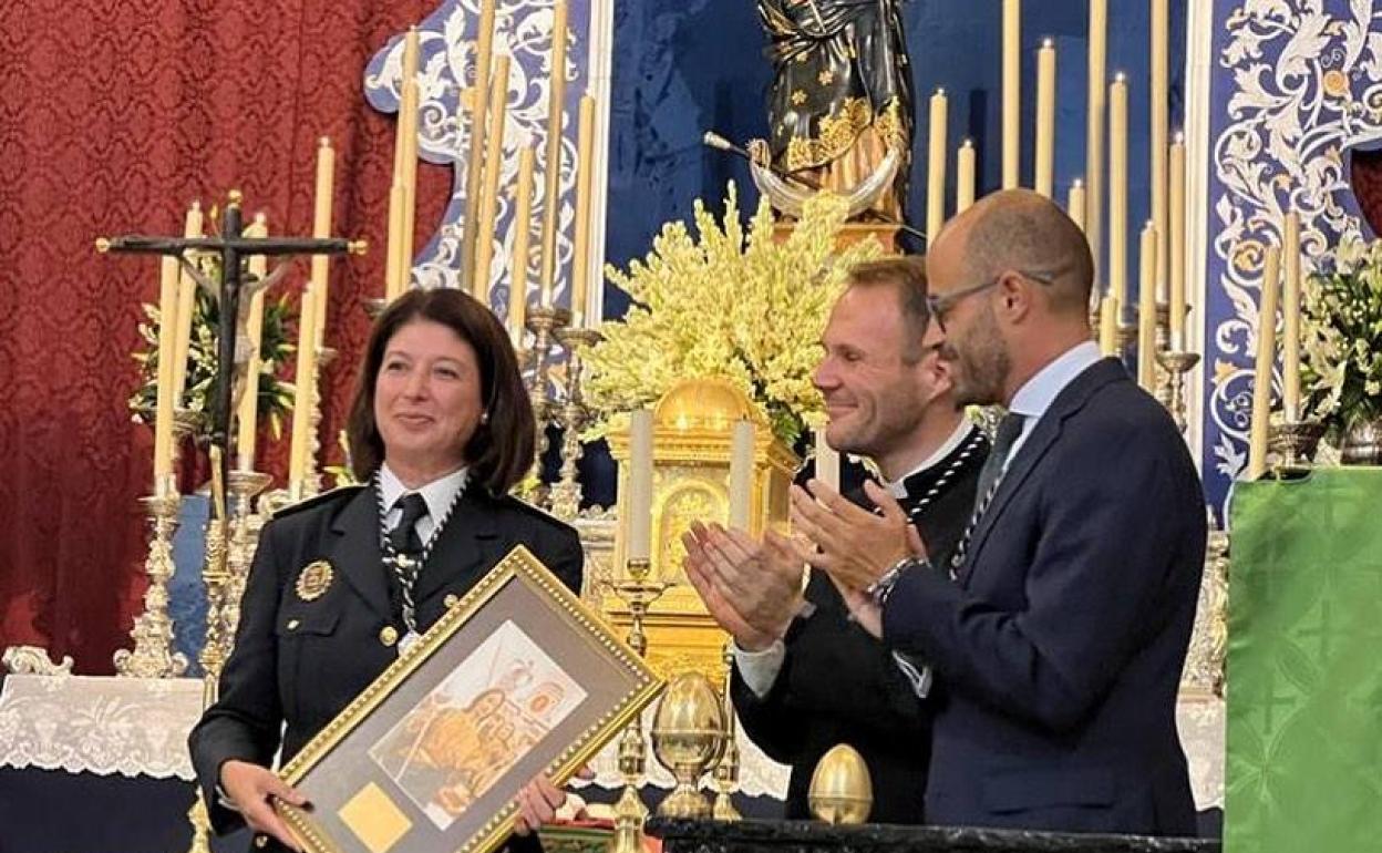 María Trinidad Pérez con el párroco de Adra, José María Sánchez, y el hermano mayor, Moisés Linares. 