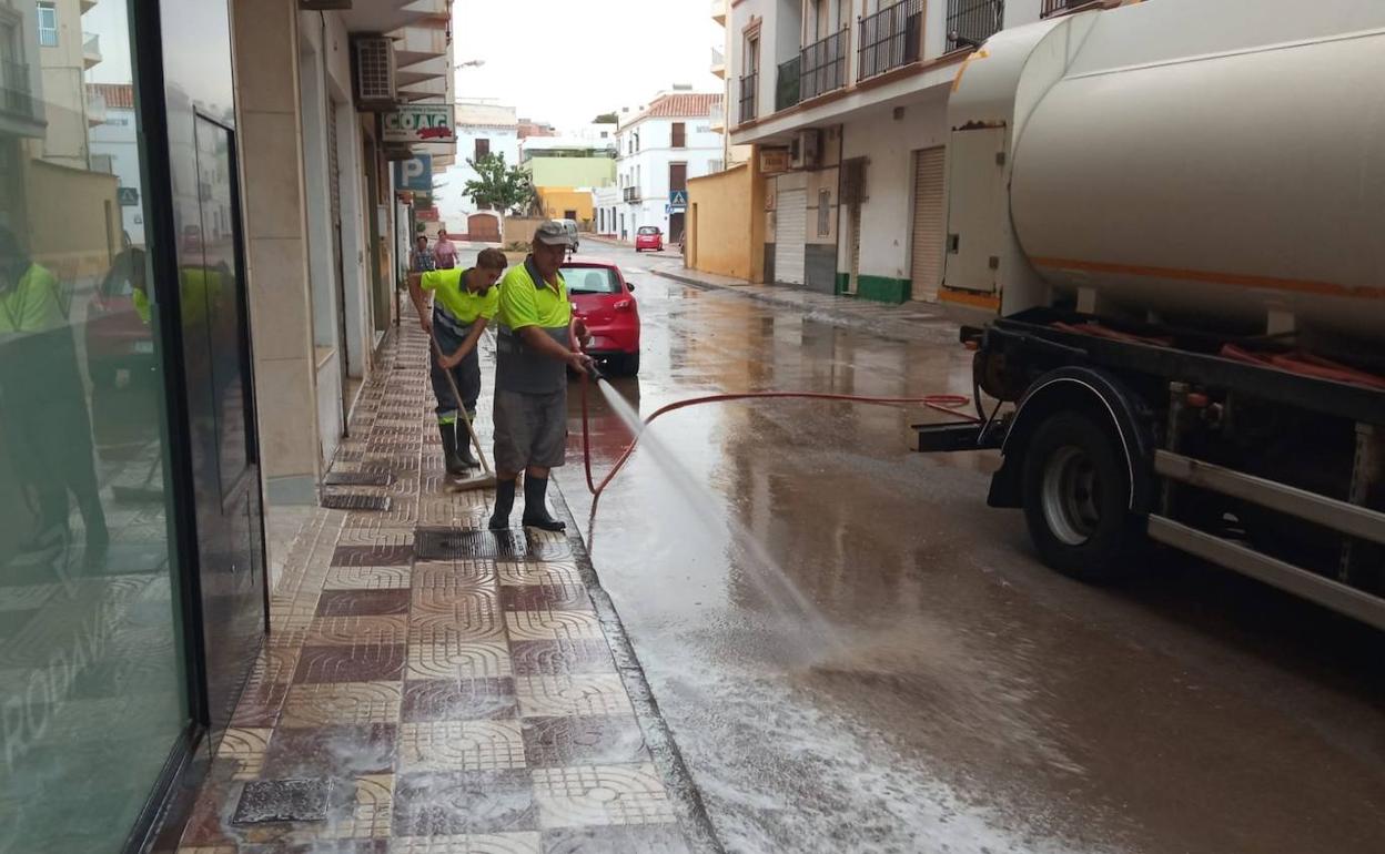 Continúa el plan de baldeo intensivo de las calles del término municipal