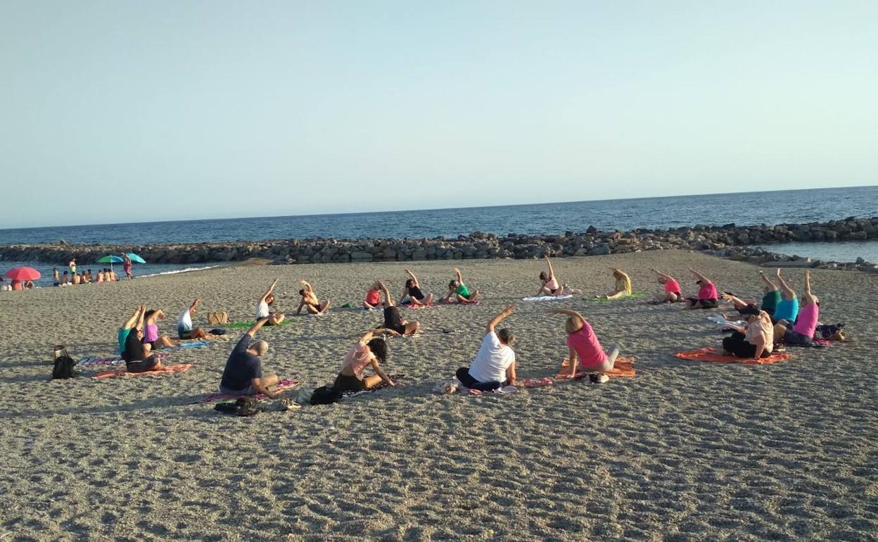 Se retoman las clases de yoga en Adra