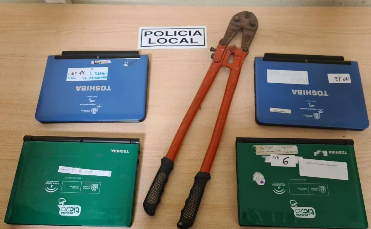La Policía Local de Adra detiene a una persona con cuatro ordenadores escolares
