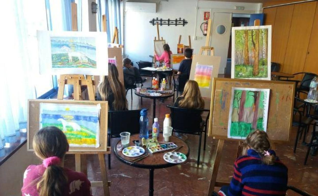 Se retoma el taller de pintura en el Real Club Náutico de Adra