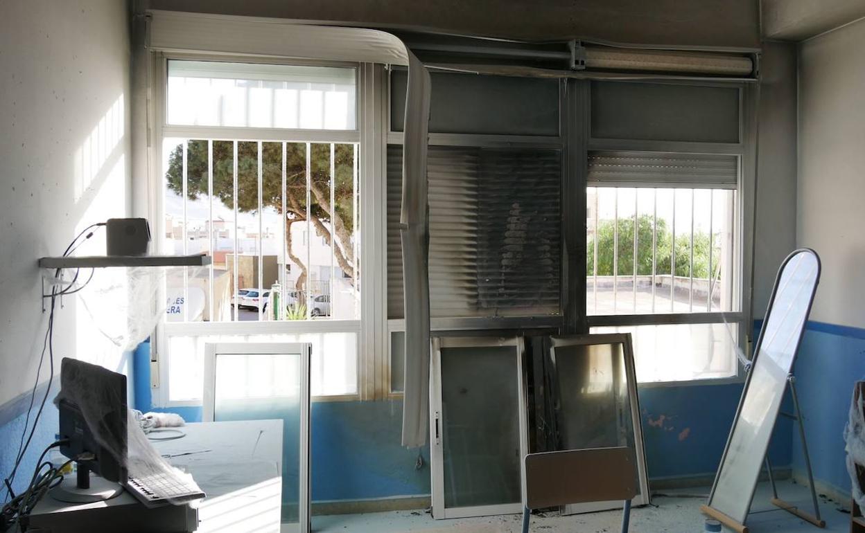 Un cortocircuito provoca un incendio en el colegio de Puente del Río