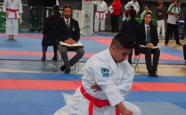 El karateca abderitano Iván Bogas «hace historia» en el Campeonato de Andalucía