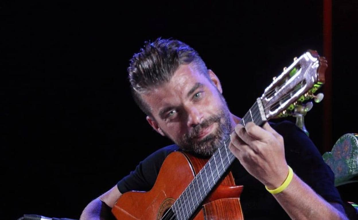 Ramón Rivera imparte clases de guitarra